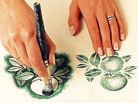 Den här metoden att måla går ut på att virvla, cirkla eller svepa färgen in över schablonens fönster